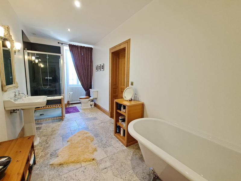 Maison - 432 m² - 10 pièces