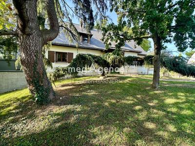 Maison - 182 m² - 9 pièces