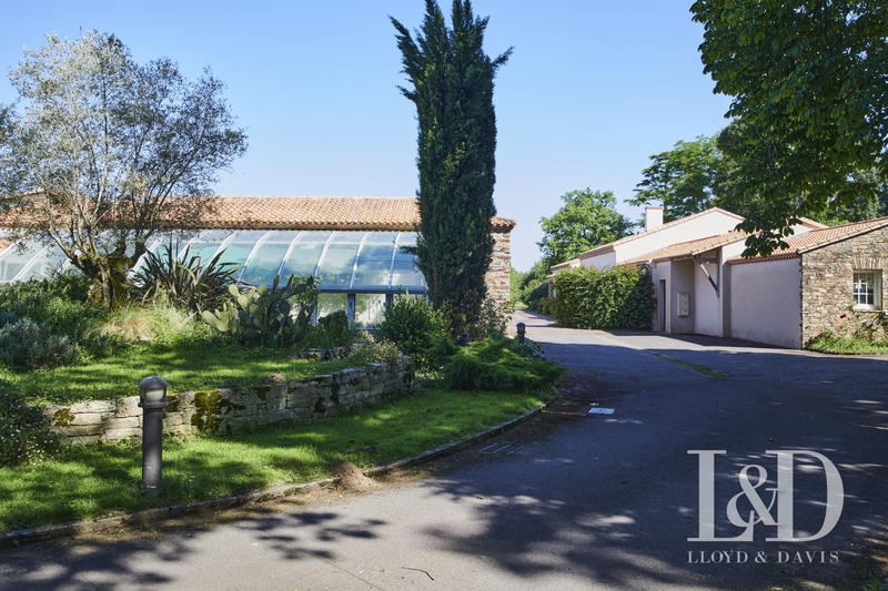 Maison - 460 m² - 10 pièces