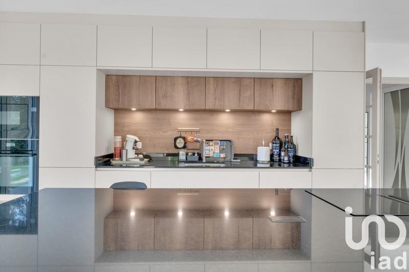 Maison - 285 m² - 9 pièces