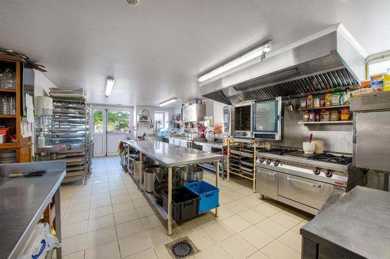 Propriété - 1 721 m² - 30 pièces