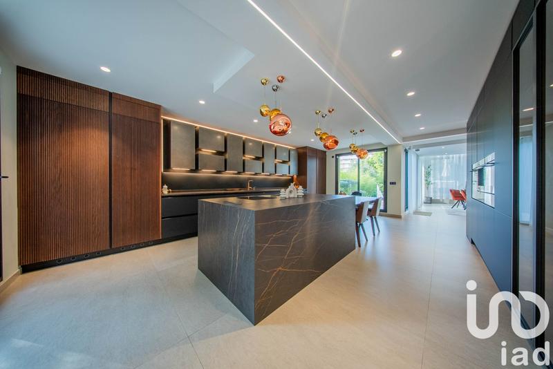 Maison - 560 m² - 7 pièces