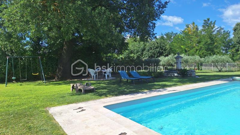 Propriété - 260 m² - 11 pièces