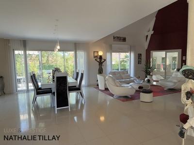 Maison - 231 m² - 6 pièces