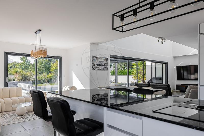 Maison - 222 m² - 7 pièces