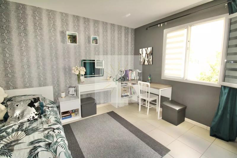 Maison - 228 m² - 9 pièces