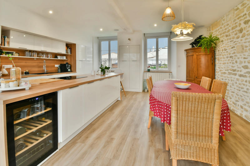 Maison - 240 m² - 9 pièces