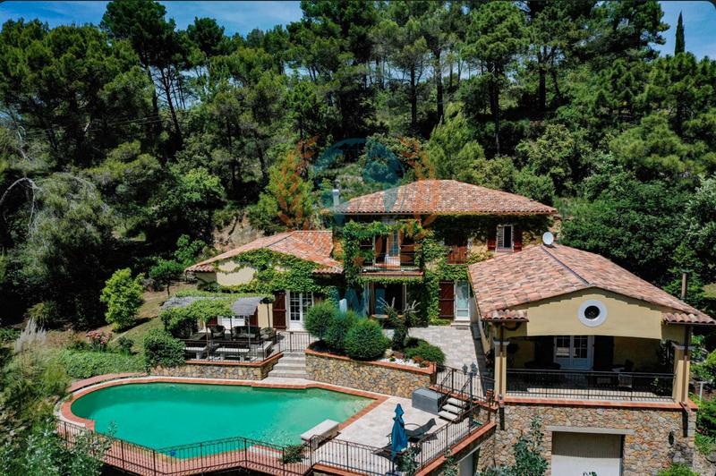 Villa - 250 m² - 7 pièces