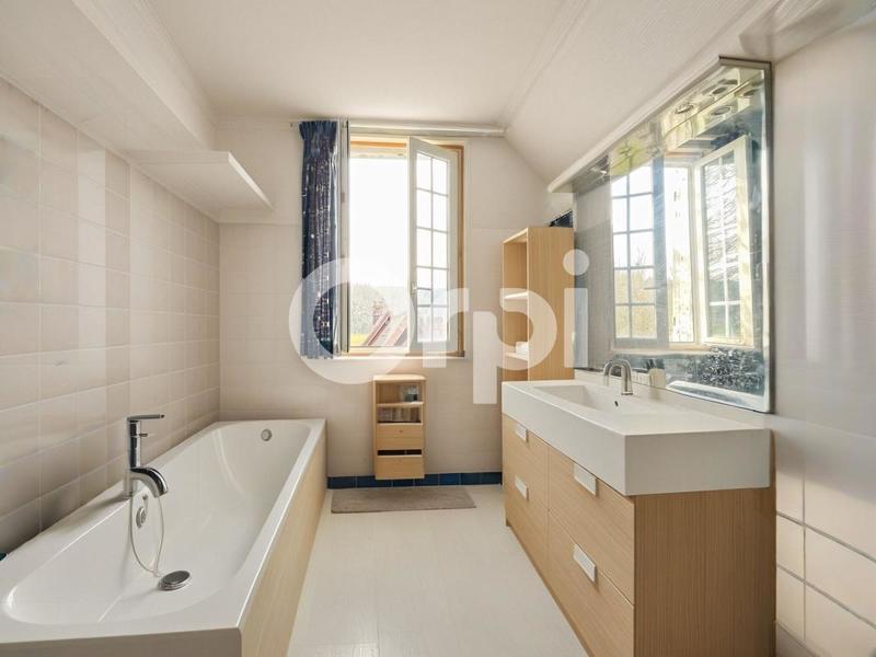 Maison - 300 m² - 8 pièces