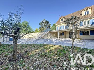 Maison - 185 m² - 9 pièces