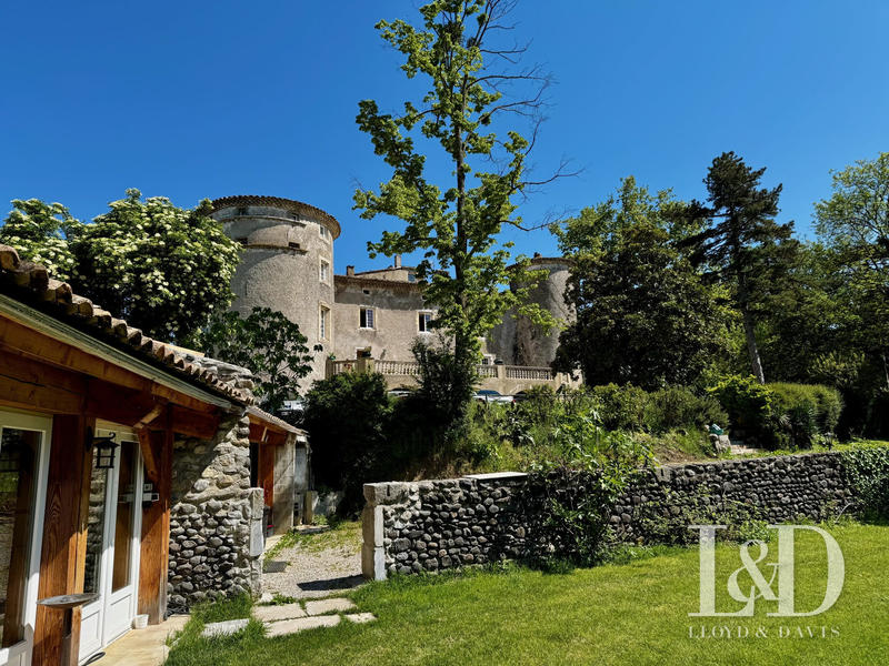 Château - 1 560 m² - 20 pièces