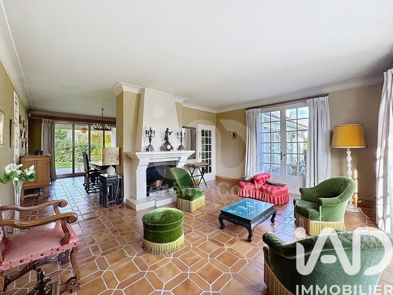 Maison - 239 m² - 9 pièces