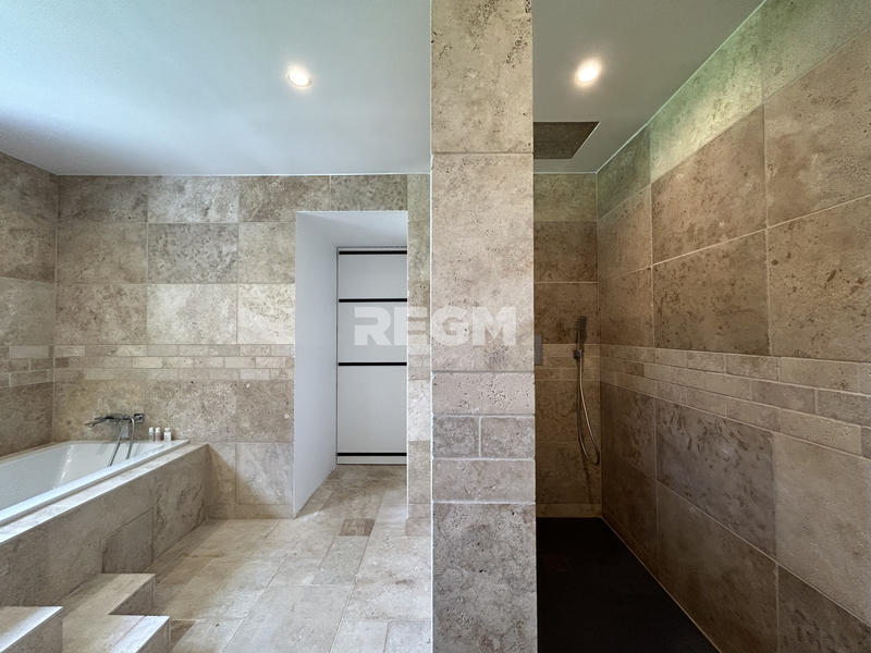 Maison - 205 m² - 7 pièces