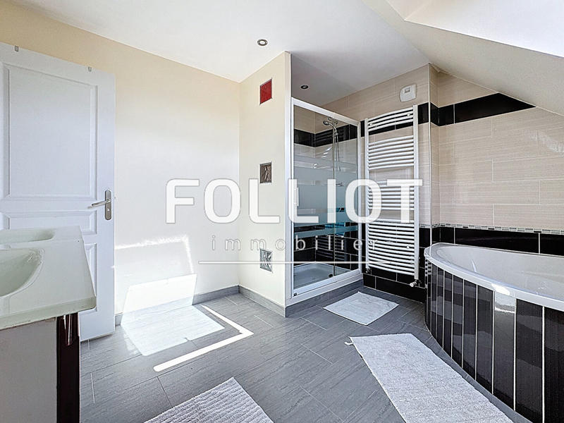 Maison - 225 m² - 8 pièces