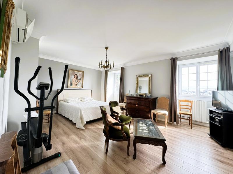 Maison - 204 m² - 9 pièces