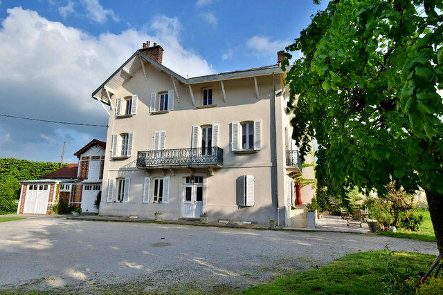 Maison - 360 m² - 11 pièces