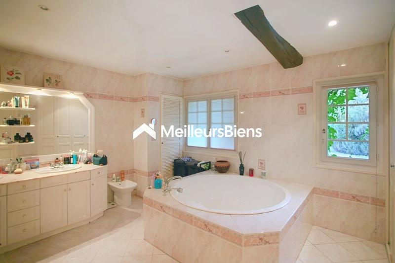 Propriété - 252 m² - 6 pièces