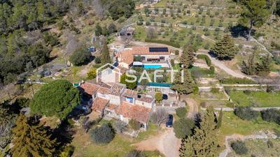 Maison - 360 m² - 13 pièces