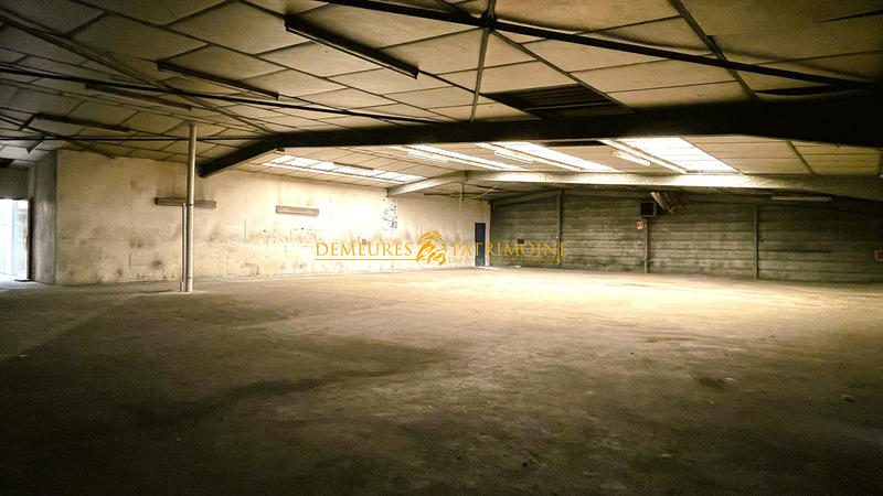 Local commercial - 1 220 m²