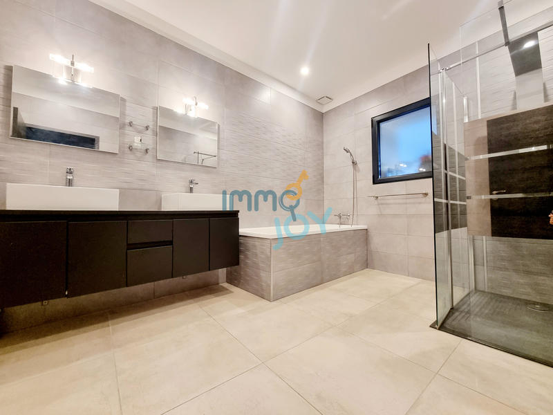 Maison - 257 m² - 10 pièces