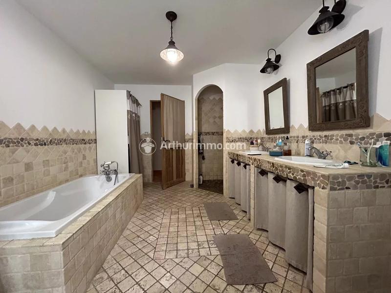 Maison - 328 m² - 10 pièces