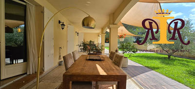 Maison - 334 m² - 10 pièces