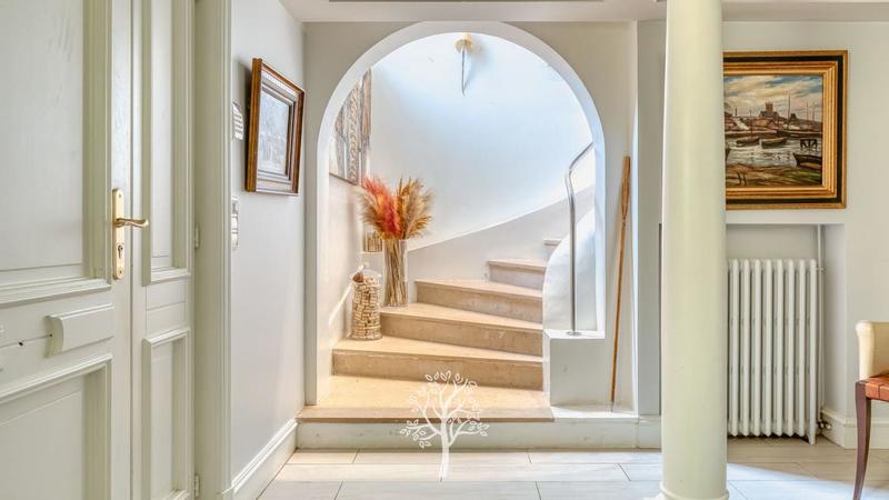 Maison - 270 m² - 8 pièces