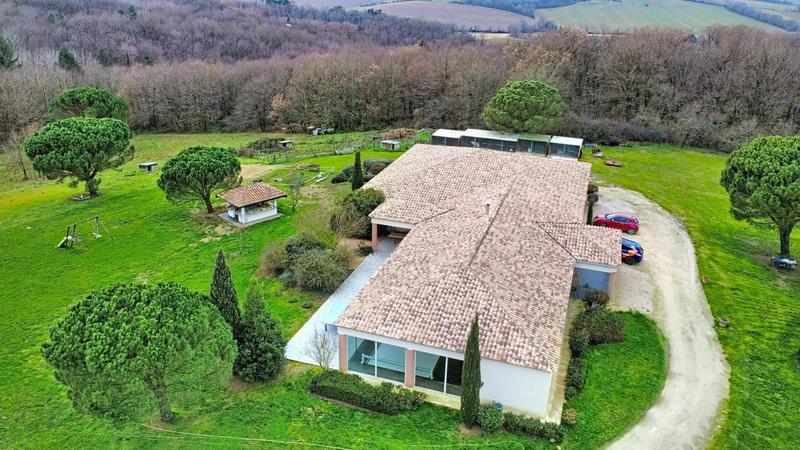 Propriété - 377 m² - 7 pièces