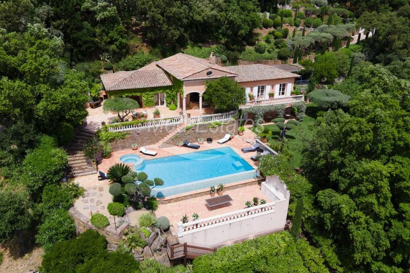 Propriété - 230 m² - 7 pièces