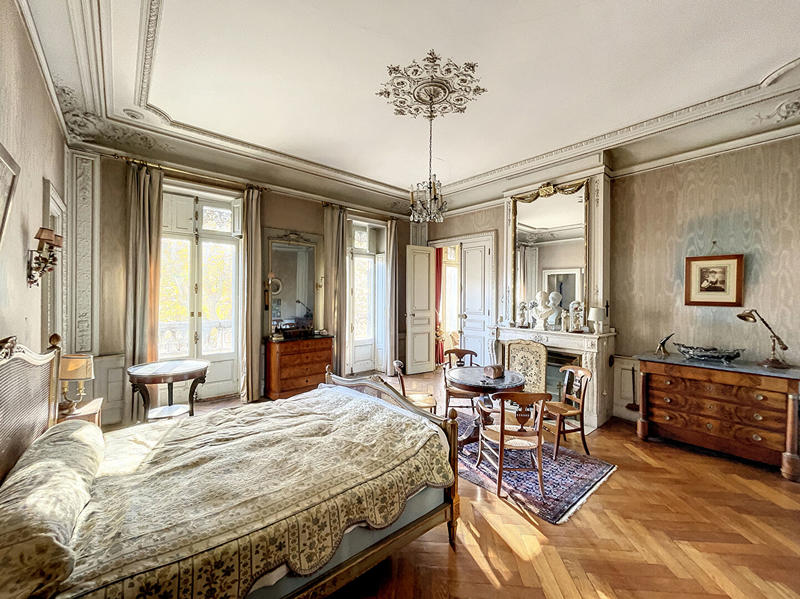 Demeure - 1 143 m² - 30 pièces