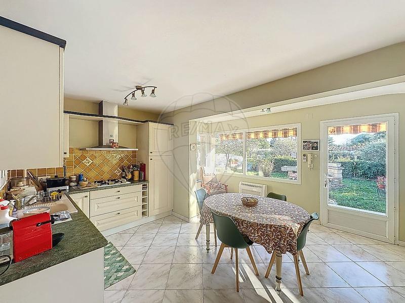 Mas - 300 m² - 12 pièces