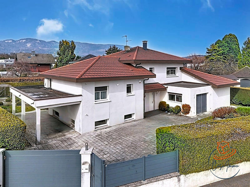 Maison - 238 m² - 8 pièces