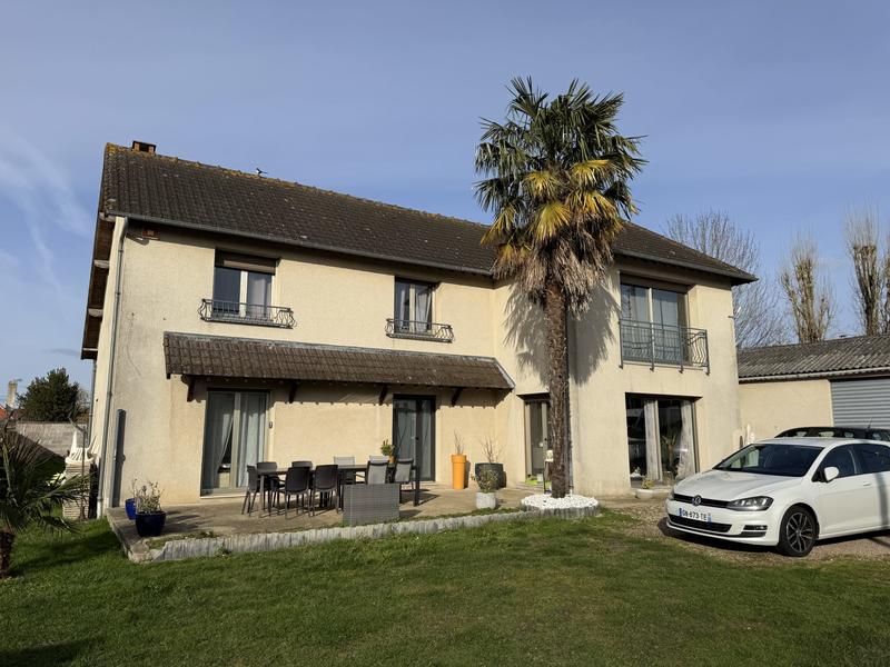 Maison - 210 m² - 6 pièces