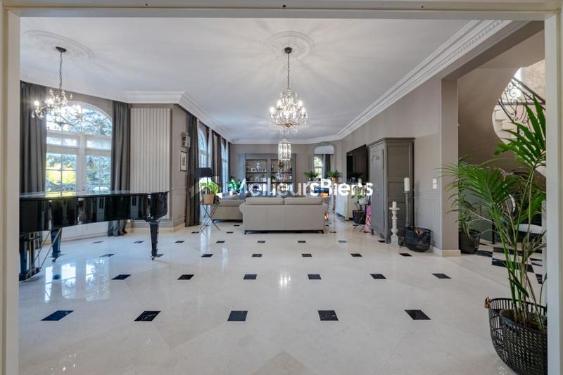 Propriété - 1 100 m² - 13 pièces