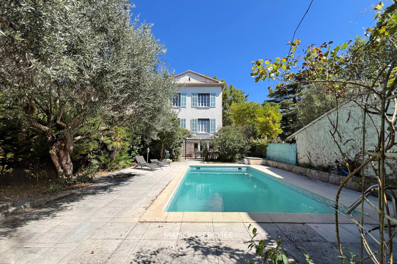 Maison - 268 m² - 8 pièces