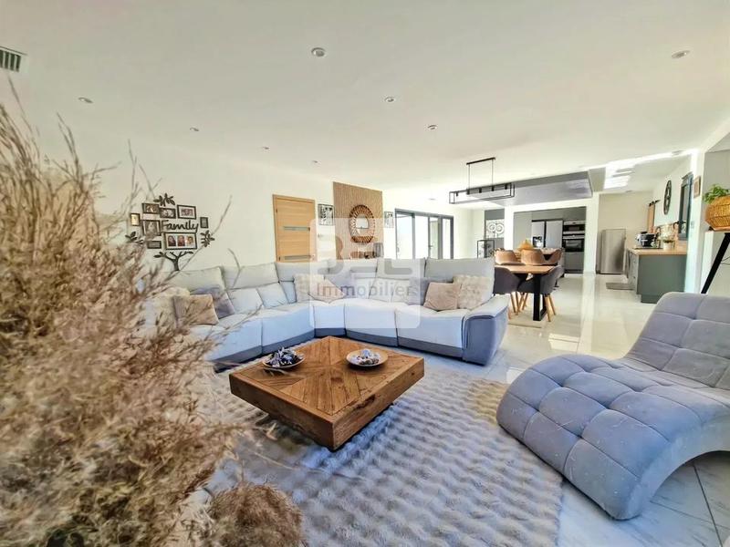 Maison - 205 m² - 7 pièces