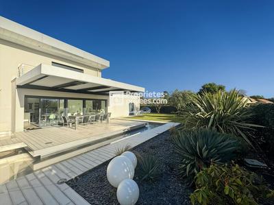 Maison - 390 m² - 9 pièces