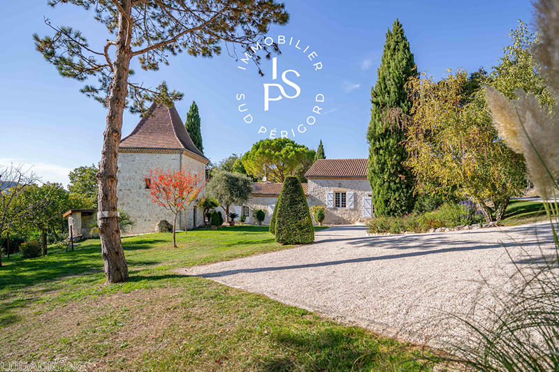 Maison - 323 m² - 15 pièces