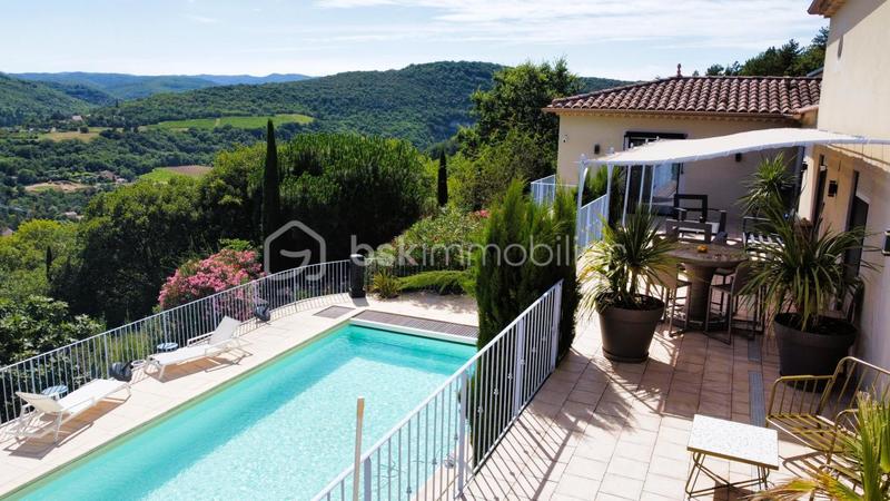 Maison - 370 m² - 12 pièces