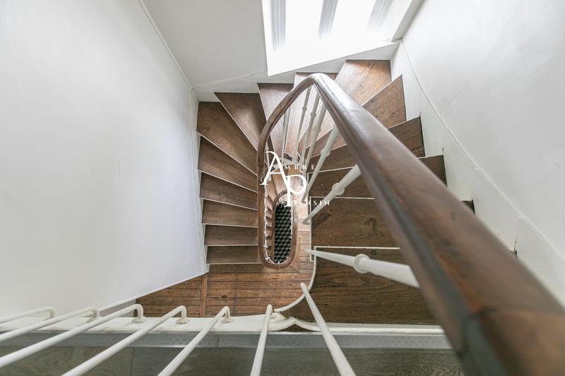 Maison - 247 m² - 10 pièces