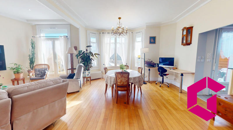 Maison - 337 m² - 9 pièces