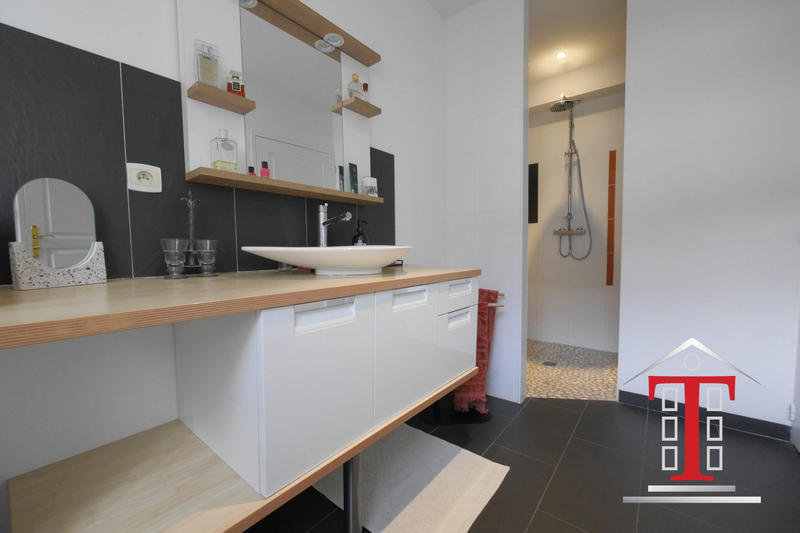 Maison - 202 m² - 8 pièces