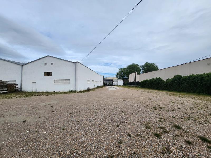 Entrepôt - 3 600 m² - 1 pièce