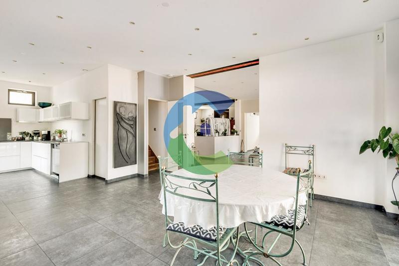 Maison - 247 m² - 7 pièces