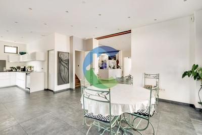 Maison - 247 m² - 7 pièces