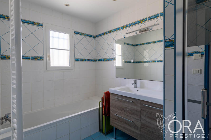 Maison contemporaine - 274 m² - 7 pièces