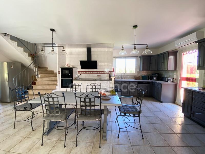 Propriété - 240 m² - 10 pièces