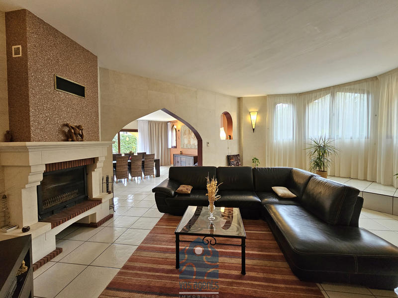 Maison - 218 m² - 7 pièces