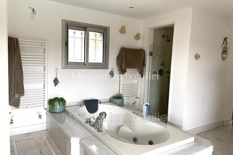 Maison - 240 m² - 6 pièces