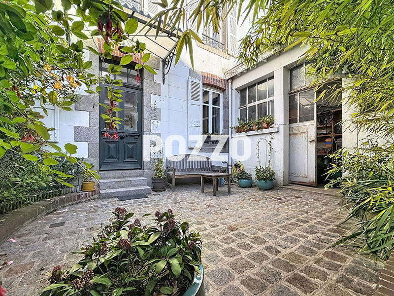 Maison - 219 m² - 8 pièces